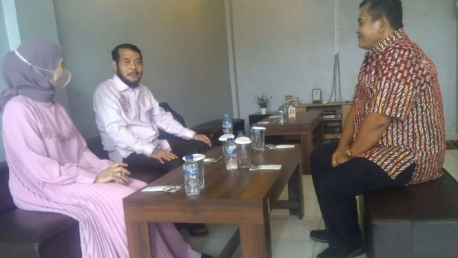 Adik Presiden Jokowi, Idayati bertemu dengan Alex Purnama Johan.
