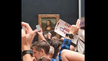 Lukisan Monalisa belepotan dilempar cake