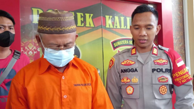 Tersangka Junaidi alias Eddy diringkus polisi karena bacok mantan istri dan anak tiri.
