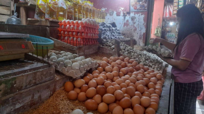 Harga Mahal, Warga di Tangerang Beli Telur Retak