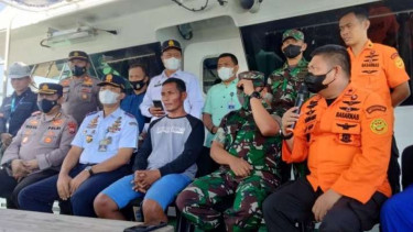 Kepala Basarnas Sulawesi Selatan Djunaidi (kiri) bersama pejabat TNI, Kepolisian, dan Pemerintah Provinsi dalam konferensi pers tentang pencarian KM Ladang Mutiara 2 di atas KN SAR Kamajaya, Pelabuhan Peti Kemas, Makassar, Selasa, 31 Mei 2022.