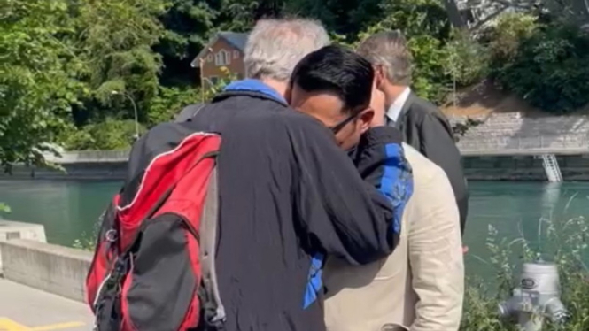 Gubernur Jawa Barat Ridwan Kamil bertemu dengan Heinrich, warga Bern yang menolong adik perempuan Eril keluar dari Sungai Aare.