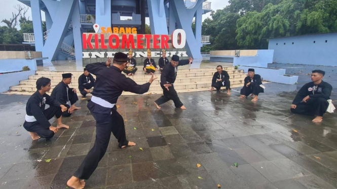 Keluarga besar Pencak Silat Persaudaraan Setia Hati Terate (PSHT).