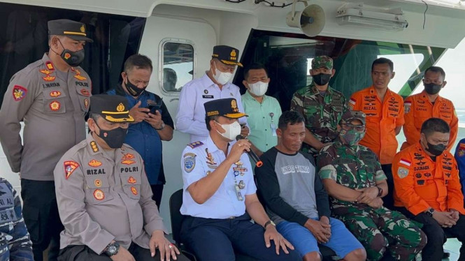 Aparat Polda Sulawesi Selatan dan Basarnas memberikan keterangan pers tentang penyidikan kasus tenggelamnya KM Kapal Ladang Pertiwi di Makassar, Rabu, 1 Juni 2022.