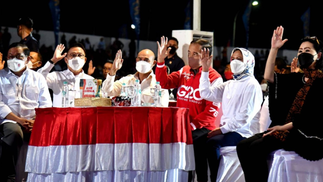 Presiden Jokowi dan Ibu Negara Iriana nonton konser kebangsaaan di Ende, NTT.