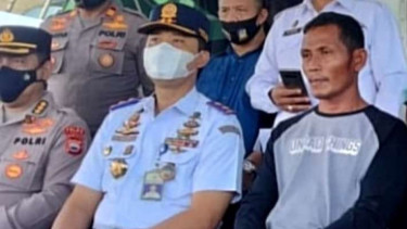Nakhoda KM Ladang Pertiwi 2, Supardi (kanan), saat mengikuti konferensi pers perkembangan dan pencarian korban kapalnya tenggelam di Selat Makassar, di atas KN SAR Kamajaya, Pelabuhan Peti Kemas, Makassar, Sulawesi Selatan, Selasa, 31 Mei 2022.