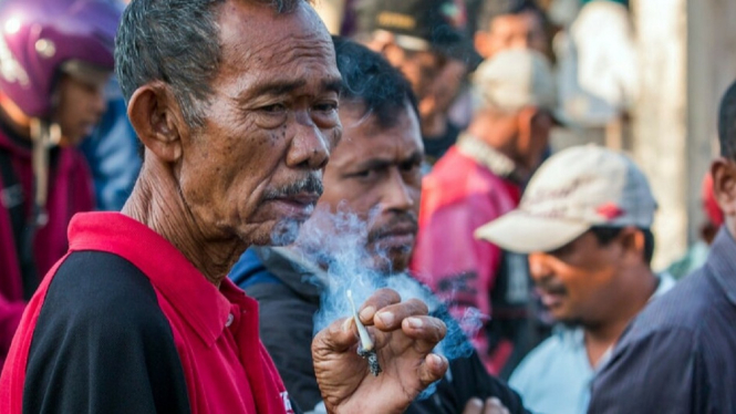 Perokok Miskin, Sumber Foto: komunitaskretek.or.id