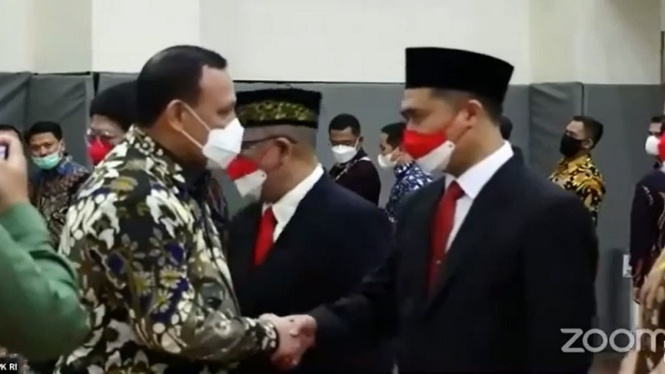 Direktur Penyidikan KPK Kombes Pol Asep Guntur (kanan) usai pelantikan