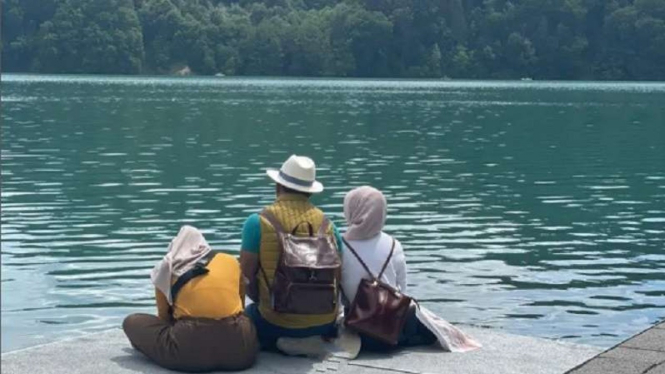 Ridwan Kamil bersama istri dan anak bungsunya menghadap Sungai Aare