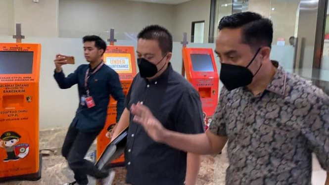 Rionald Anggara Soerjanto (baju hitam)