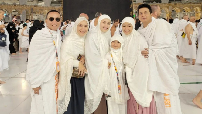 Foto Keluarga Ayu ting Ting Saat Umroh