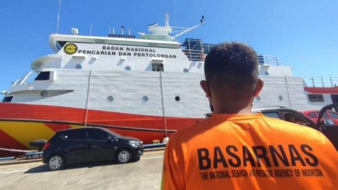 Ilustrasi personel Basarnas bersiap melaksanakan operasi pencarian korban kapal tenggelam.