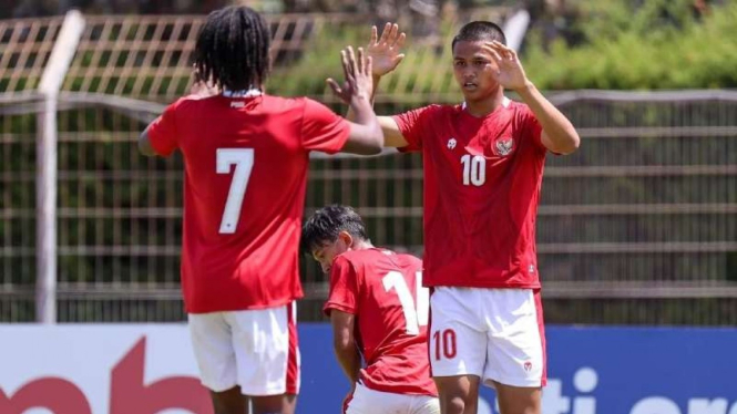 Pemain Timnas Indonesia U-19 rayakan gol.