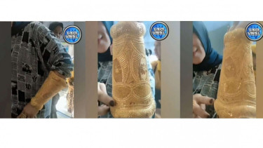 Ibu-ibu pamer gelang emas