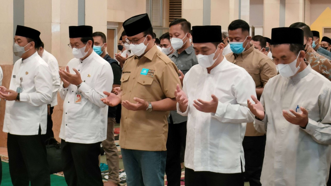 Anies Baswedan dan Wagub Ahmad Riza Patria Salat Ghaib Untuk Putra Ridwan Kamil