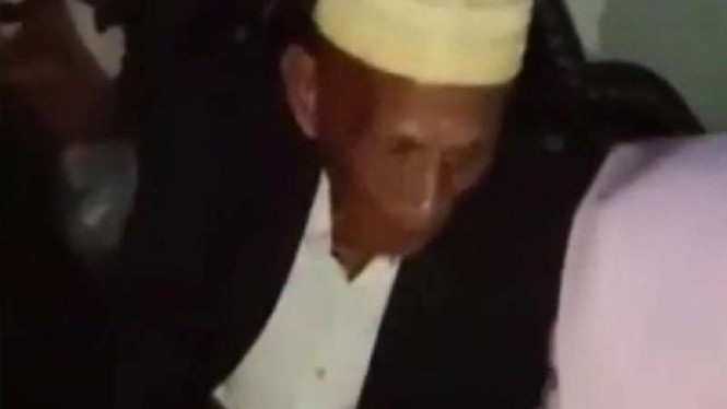 Tangkapan Layar Video Kakek 100 Tahun Nikahi Janda di Bone