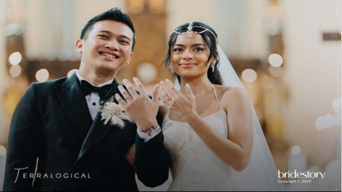 Eva Celia dan  Demas Narawangsa