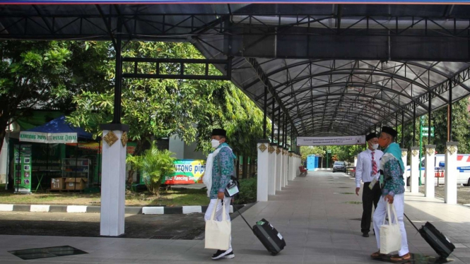 Calon jemaah haji tiba di Asrama Haji Donohudan, Boyolali, Jawa Tengah.