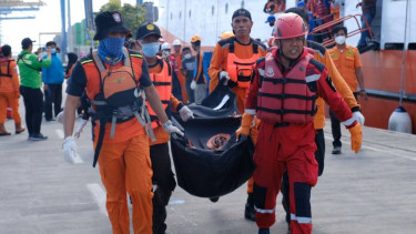 Personel Basarnas Sulsel mengangkat salah satu jenazah korban KM Ladang Pertiwi