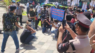 Massa Aliansi Mahasiswa Islam (AMI) menggelar demonstrasi di depan Kedubes China