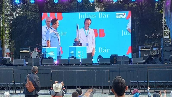 Anies dan Jokowi di podium juara Formula E.