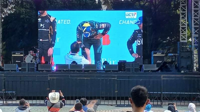 Anies serahkan piala pada pemenang Formula E.