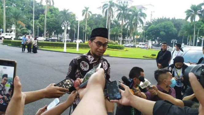 Ustaz Adi Hidayat takziah ke kediaman Ridwan Kamil