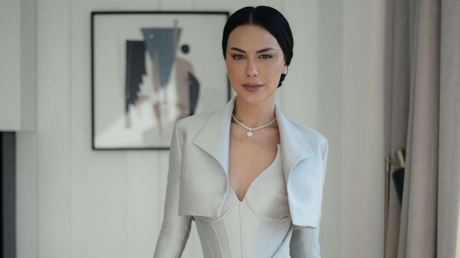 penampilan Sophia Latjuba saat pernikahan Eva Celia