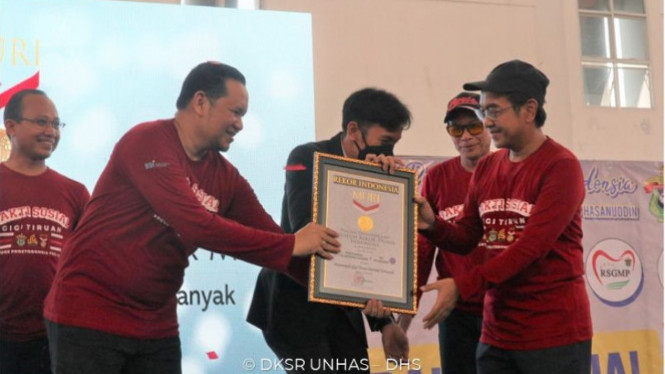 FKG Unhas menerima penghargaan Rekor MURI
