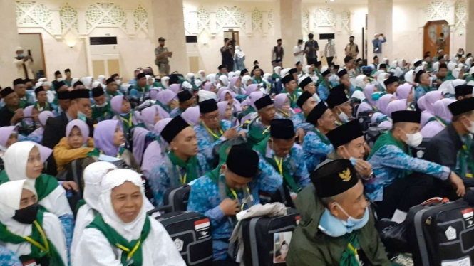Jemaah haji kloter 5 asal Tangerang menuju Asrama Haji Pondok Gede.