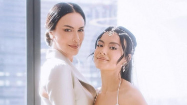 Sophia Latjuba dan Eva Celia.