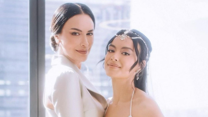 Sophia Latjuba dan Eva Celia.