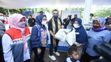 Arya Sinulingga Staf Khusus III  Kementrian BUMN Arya Sinulingga bersama Fajriyah Usman Vice President Corporate Social Responsibility (CSR) & SMEPP Management Pertamina memberikan sembako kepada warga dalam acara Pasar Rakyat dan bazaar UMKM BUMN.