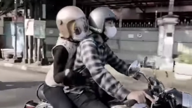 Kenangan Atalia Bersama Eril di atas Motor Bergaya Klasik