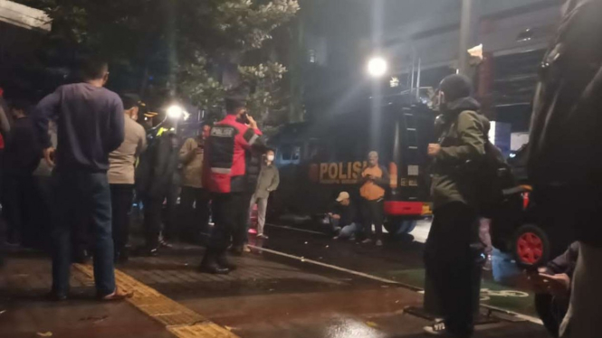 Polisi dan tim penjinak bahan peledak memeriksa temuan benda berupa paket senjata api beserta amunisinya di kawasan Jalan Asia Afrika, Kota Bandung, Jawa Barat, dibuat geger pada Senin malam, 6 Juni 2022.