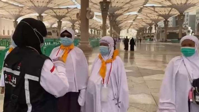 Petugas haji memberikan layanan kepada jamaah haji di Masjid Nabawi.