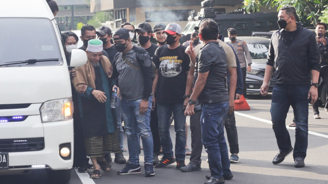 Abdul Qadir Baraja Pimpinan Khilafatul Muslimin Tiba di Polda Metro Jaya