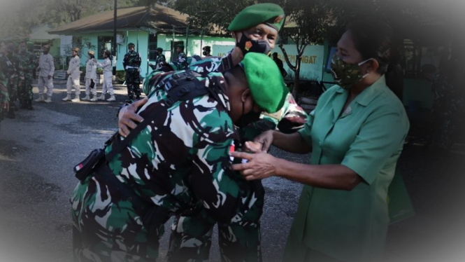 VIVA Militer: Letnan Satu Leo saat berpamitan dengan anak buahnya.