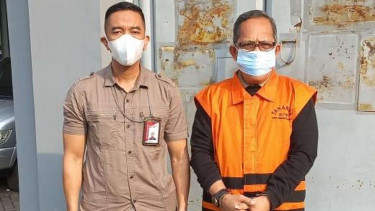 Hakim Itong Isnaeni Hidayat (kanan) sesampai di Rutan Medaeng, Sidoarjo, Jawa Timur, Selasa, 7 Juni 2022.