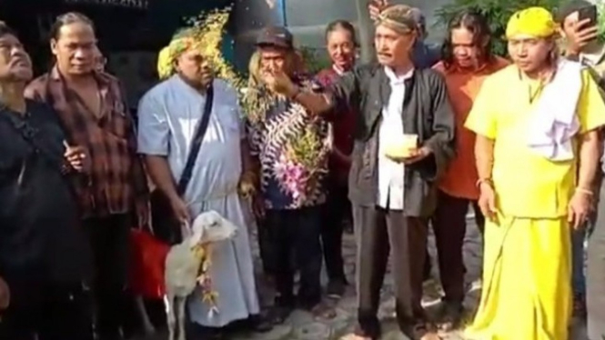 Viral prosesi pernikahan antara manusia dan kambing.