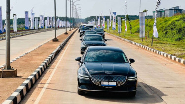 Presiden Jokowi Jajal Mobil Listrik Berpelat RI-1