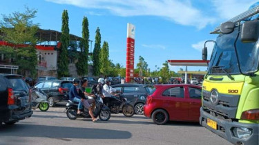 Ratusan kendaraan mengantre di SPBU Simbuang setelah gempa bumi berkekuatan 5,8 magnitudo yang mengguncang wilayah Kabupaten Mamuju pada Rabu siang, 8 Juni 2022.