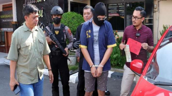 Polisi membawa tersangka kasus pencurian mobil untuk pemeriksaan lebih lanjut di Markas Polres Sukoharjo, Jawa Tengah, Rabu, 8 Juni 2022.