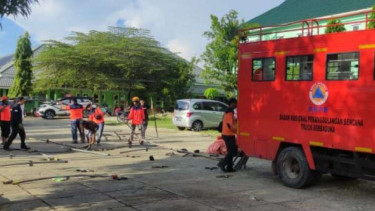 Ilustrasi - Tim dari BPBD mendirikan tenda darurat di depan RSUD Memuju pascagempa berkekuatan 5,8 magnitudo yang mengguncang wilayah itu pada Rabu siang, 8 Juni 2022.