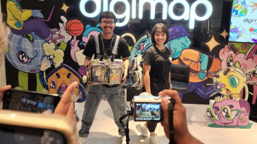 Muklay kolaborasi buat merchandise dengan 10 karakter.