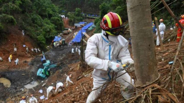 Tim penyelamat di lokasi kecelakaan pesawat di China