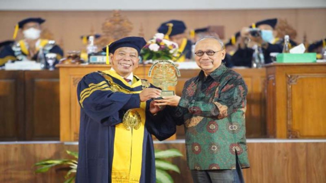 Penyanyi Ebiet G. Ade terima penghargaan