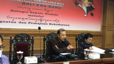 Kepala Dinas Kebudayaan Bali Prof I Gede Arya Sugiartha (tengah)