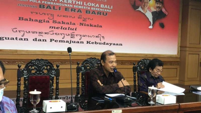 Kepala Dinas Kebudayaan Bali Prof I Gede Arya Sugiartha (tengah)