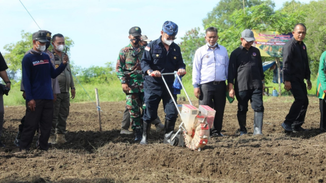Kementan menggelar tanam perdana komoditas jagung di Desa Tanjung Pakis, Karawang, Jawa Barat. 